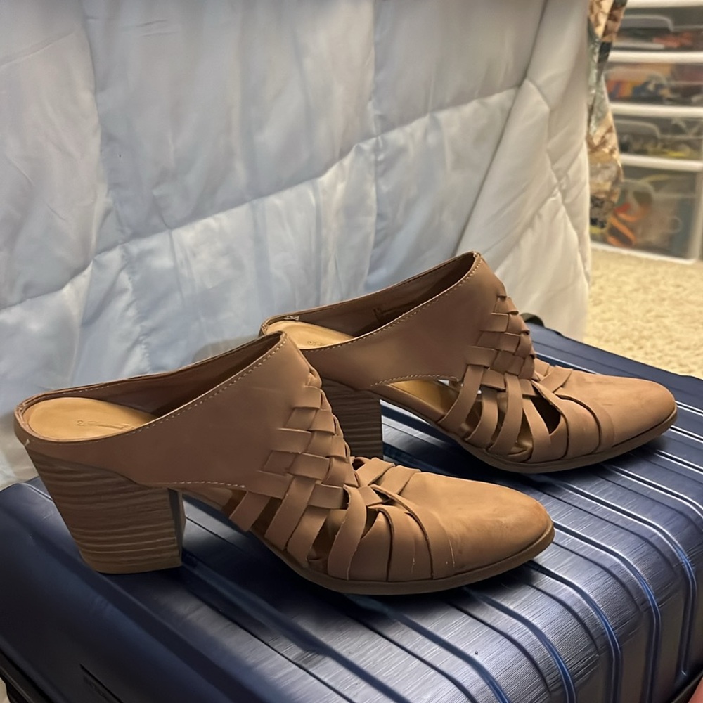 Universal Thread Block Heel Mules Size 8.5